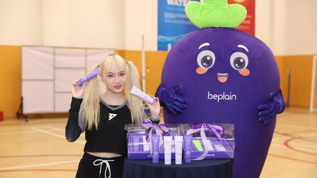 Chị Đẹp tạo dáng cùng mascot và kem chống nắng cà rốt tím BEPLAIN tại Chị Đẹp Đạp Gió 2024