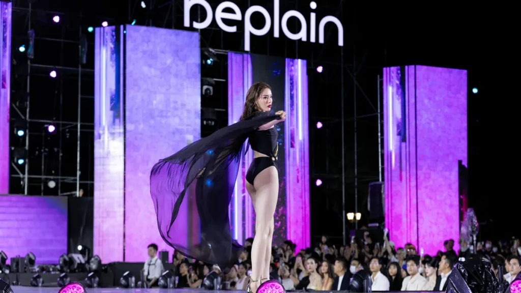 Sân khấu có logo BEPLAIN – thương hiệu mỹ phẩm Hàn Quốc tại Miss Universe Vietnam 2024
