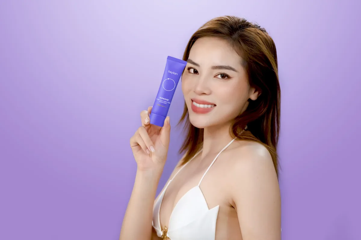 Hoa hậu Nguyễn Cao Kỳ Duyên tạo dáng cùng kem chống nắng cà rốt tím đậm BEPLAIN