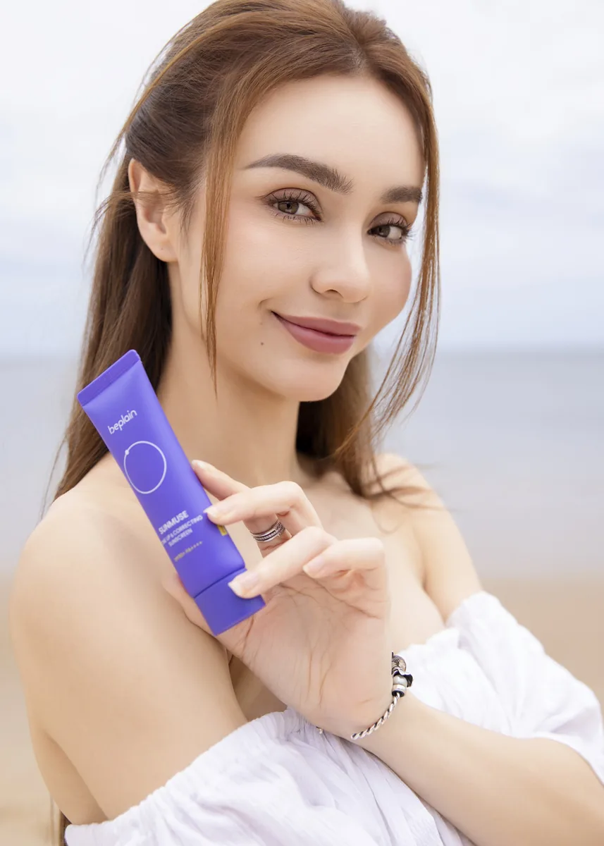 Quách Tapiau Maily tỏa sáng cùng kem chống nắng cà rốt tím BEPLAIN Sunmuse trên bãi biển