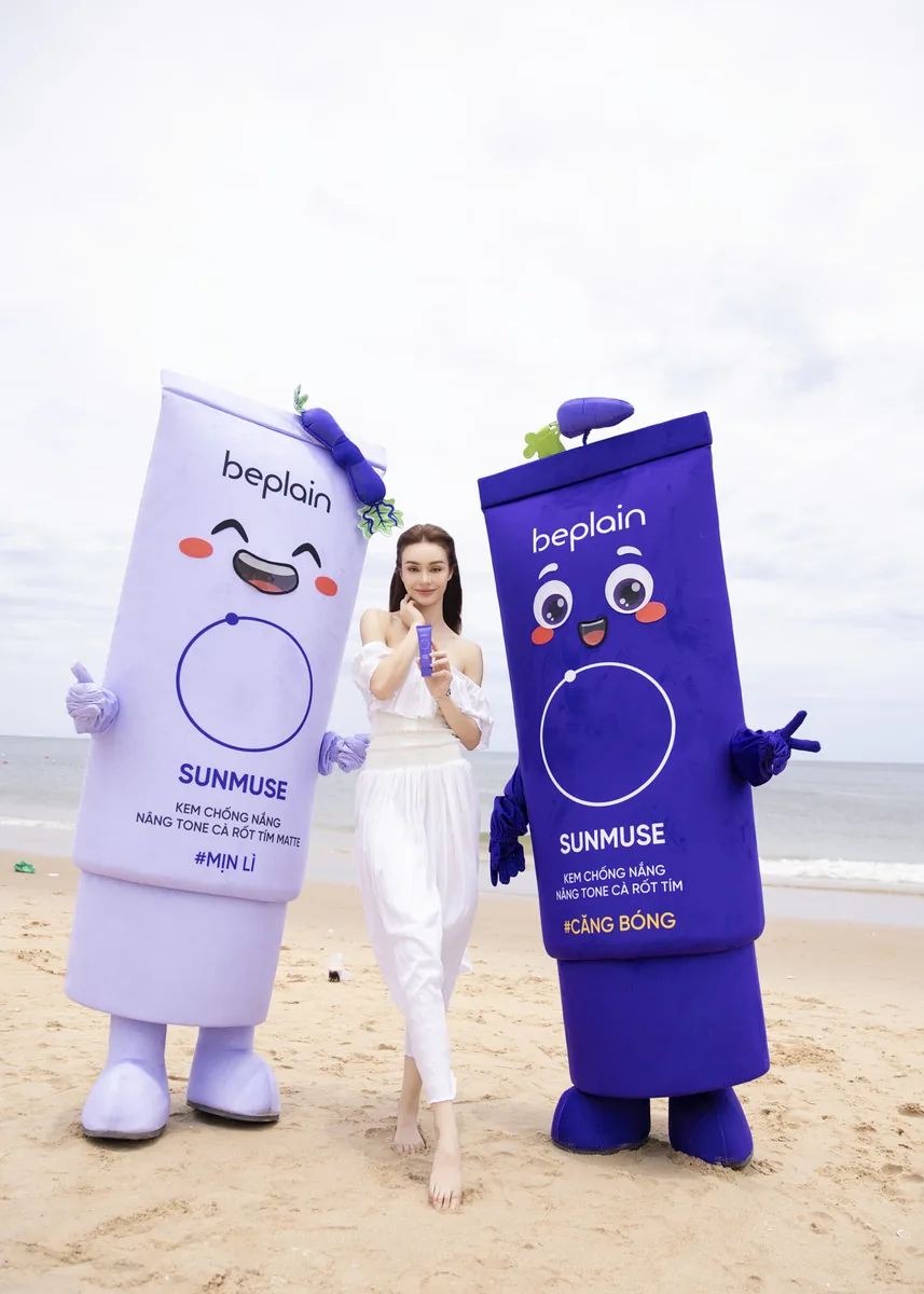 Người đẹp Áo tắm Quách Tapiau Maily cùng bộ đôi mascot kem chống nắng cà rốt tím BEPLAIN