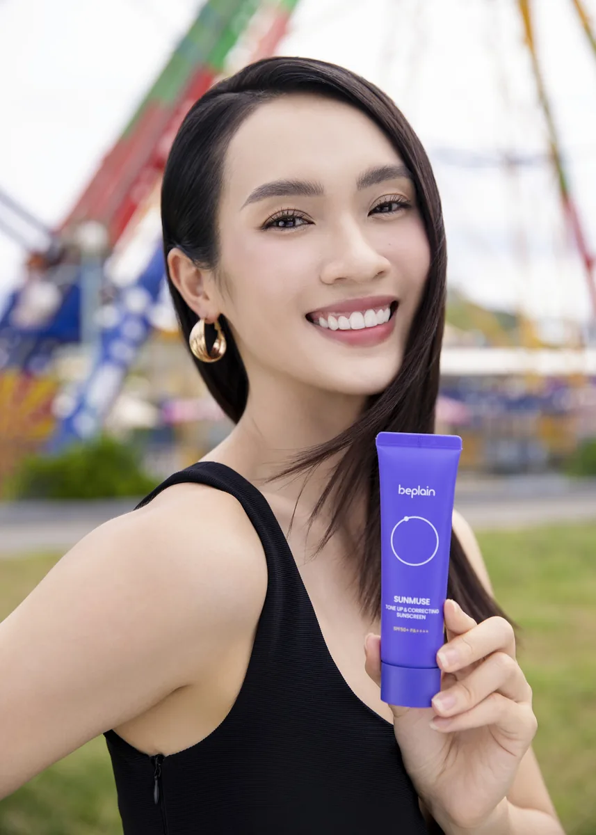 Thí sinh Miss Universe Vietnam 2024 khoe sắc bên kem chống nắng cà rốt tím BEPLAIN
